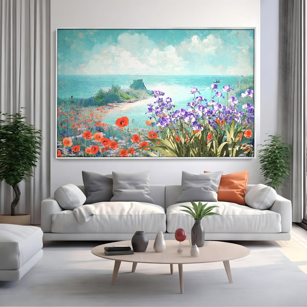 Tablou canvas cu tablou canvas cu maci si flori violet, in rama de aluminiu argintiu, pe perete intr-un living